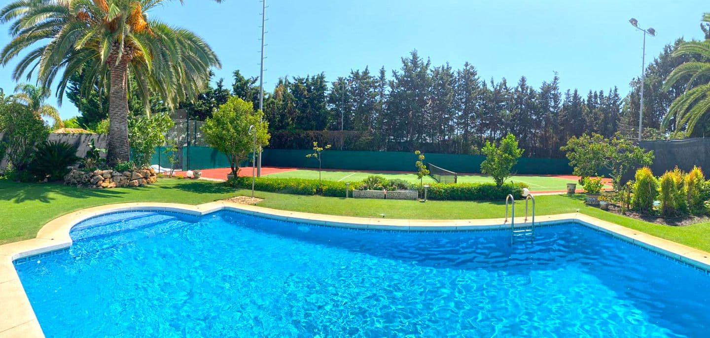 5-bedroom villa in Guadalmina Baja