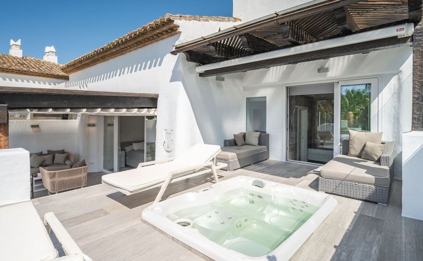 3-bedroom penthouse in Marina Puente Romano