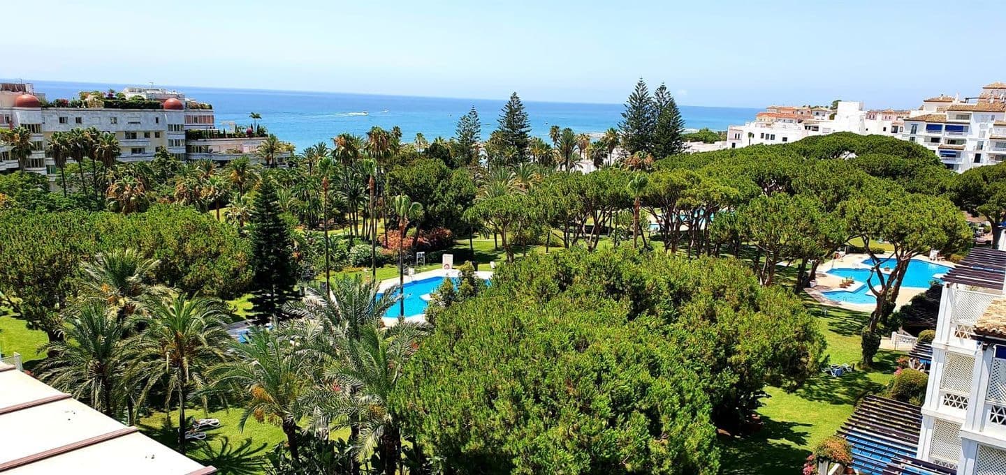 3-bedroom penthouse in Playas del Duque